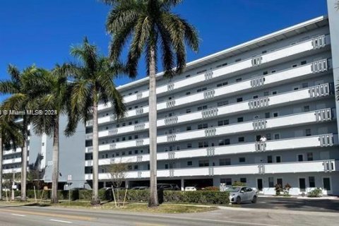 Condominio en venta en Hallandale Beach, Florida, 2 dormitorios, 95.41 m2 № 1208326 - foto 2