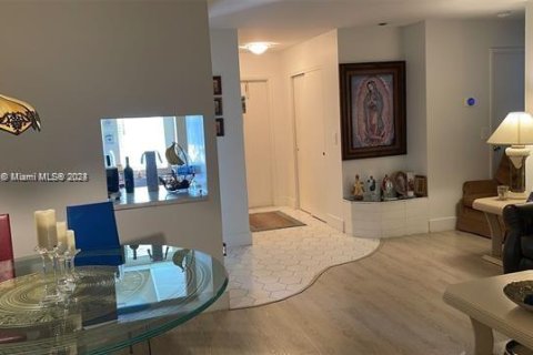 Condominio en venta en Hallandale Beach, Florida, 2 dormitorios, 95.41 m2 № 1208326 - foto 1