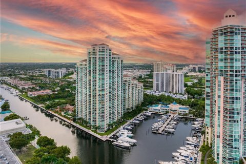 Condo in Aventura, Florida, 2 bedrooms  № 1208303 - photo 1