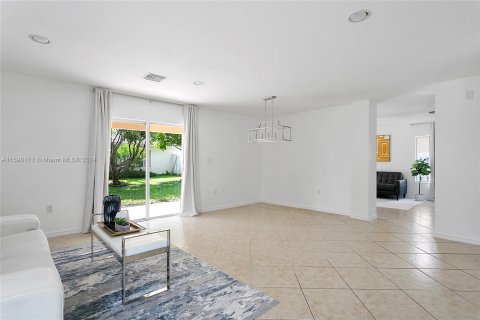 House in Miramar, Florida 4 bedrooms, 195.19 sq.m. № 1208327 - photo 7