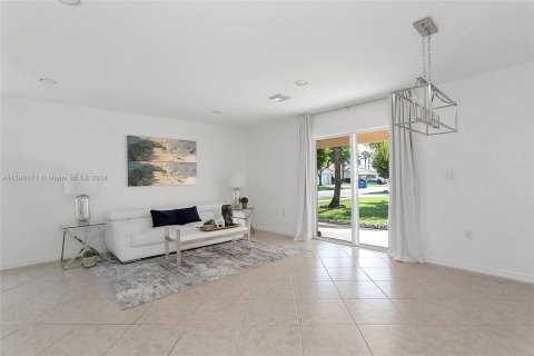 Villa ou maison à vendre à Miramar, Floride: 4 chambres, 195.19 m2 № 1208327 - photo 5