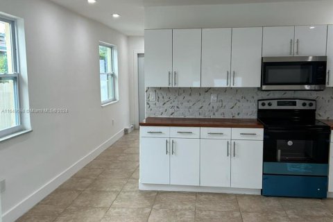 Casa en alquiler en Miami, Florida, 3 dormitorios, 211.07 m2 № 1332753 - foto 11