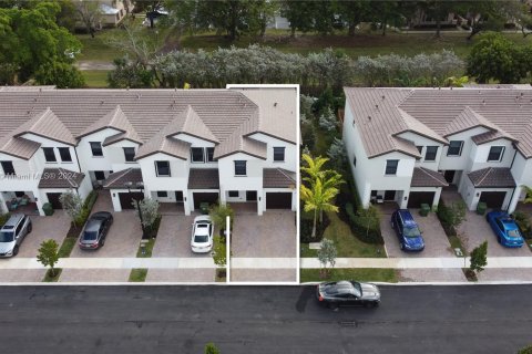 Townhouse in Pembroke Pines, Florida 4 bedrooms, 175.4 sq.m. № 962964 - photo 26
