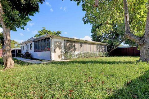 Villa ou maison à vendre à North Miami Beach, Floride: 3 chambres, 113.34 m2 № 1365950 - photo 16