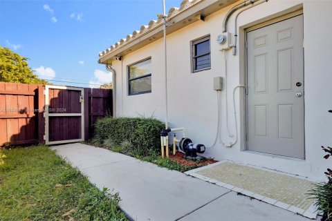 House in North Miami Beach, Florida 3 bedrooms, 113.34 sq.m. № 1365950 - photo 17