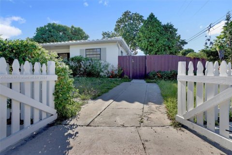 House in North Miami Beach, Florida 3 bedrooms, 113.34 sq.m. № 1365950 - photo 1