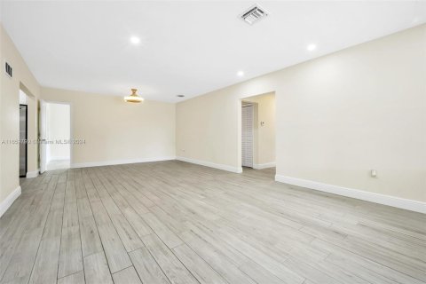 Villa ou maison à vendre à Miami, Floride: 4 chambres, 144.37 m2 № 1365951 - photo 3