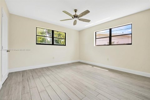 Casa en venta en Miami, Florida, 4 dormitorios, 144.37 m2 № 1365951 - foto 4