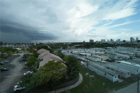 Commercial property in Hallandale Beach, Florida № 1328204 - photo 11