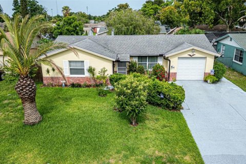 House in Port Richey, Florida 3 bedrooms, 130.53 sq.m. № 1304340 - photo 13