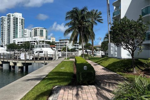 Condo in North Bay Village, Florida, 1 bedroom  № 1393566 - photo 23