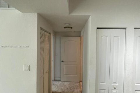 Condo in Hollywood, Florida, 2 bedrooms  № 931675 - photo 15