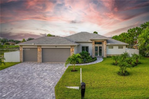 House in Cape Coral, Florida 4 bedrooms № 1367233 - photo 1