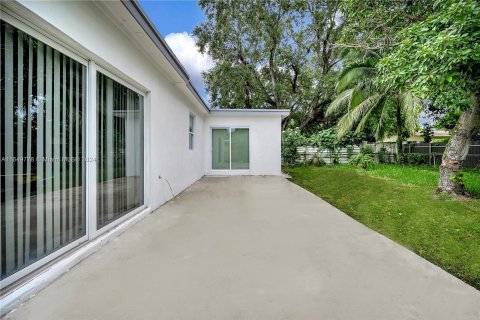 House in Miami Gardens, Florida 3 bedrooms, 106.19 sq.m. № 1332886 - photo 4