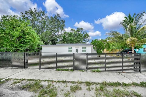 House in Miami Gardens, Florida 3 bedrooms, 106.19 sq.m. № 1332886 - photo 1