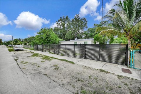 House in Miami Gardens, Florida 3 bedrooms, 106.19 sq.m. № 1332886 - photo 2