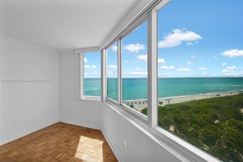 Condo in Miami Beach, Florida, 2 bedrooms  № 1423417 - photo 1