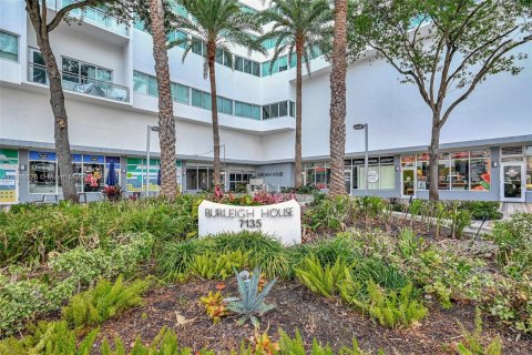 Condo in Miami Beach, Florida, 2 bedrooms  № 1423417 - photo 27