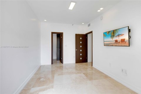 Townhouse in Sunny Isles Beach, Florida 3 bedrooms, 220.18 sq.m. № 1281441 - photo 24