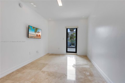 Townhouse in Sunny Isles Beach, Florida 3 bedrooms, 220.18 sq.m. № 1281441 - photo 21