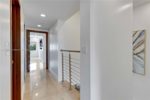 Townhouse in Sunny Isles Beach, Florida 3 bedrooms, 220.18 sq.m. № 1281441 - photo 25