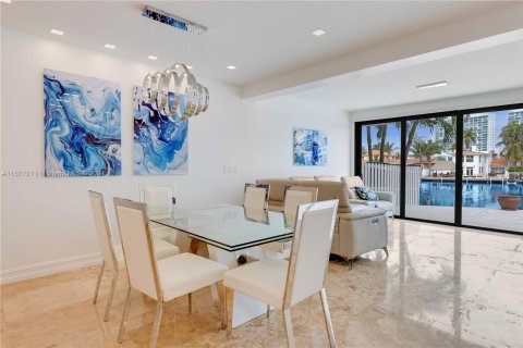 Townhouse in Sunny Isles Beach, Florida 3 bedrooms, 220.18 sq.m. № 1281441 - photo 5