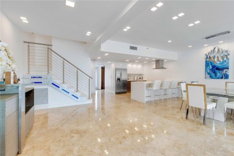 Townhouse in Sunny Isles Beach, Florida 3 bedrooms, 220.18 sq.m. № 1281441 - photo 10