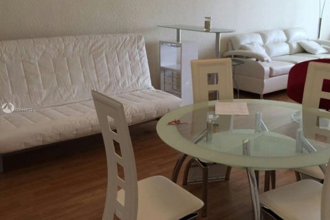 Condo in Hollywood, Florida, 1 bedroom  № 10536 - photo 11