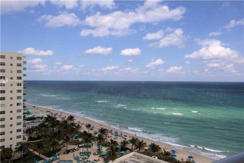 Condominio en alquiler en Hollywood, Florida, 1 dormitorio, 81.2 m2 № 10536 - foto 2