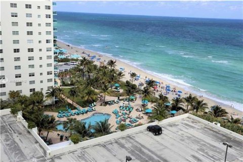 Condo in Hollywood, Florida, 1 bedroom  № 10536 - photo 3