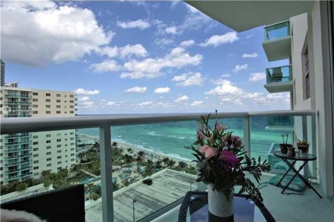 Condo in Hollywood, Florida, 1 bedroom  № 10536 - photo 1