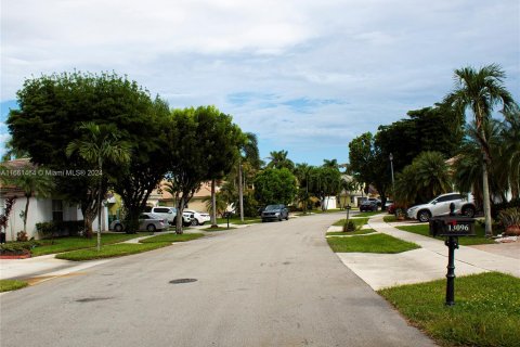 Villa ou maison à vendre à Miramar, Floride: 4 chambres, 198.16 m2 № 1368665 - photo 3