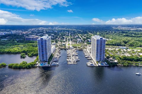 Condo in North Miami Beach, Florida, 2 bedrooms  № 1368664 - photo 2