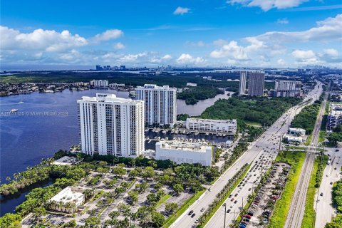 Condo in North Miami Beach, Florida, 2 bedrooms  № 1368664 - photo 6