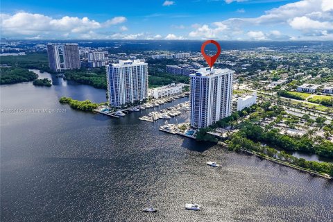 Condominio en venta en North Miami Beach, Florida, 2 dormitorios, 163.69 m2 № 1368664 - foto 3