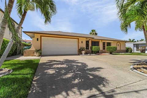 House in Cape Coral, Florida 3 bedrooms, 202.9 sq.m. № 1335169 - photo 1