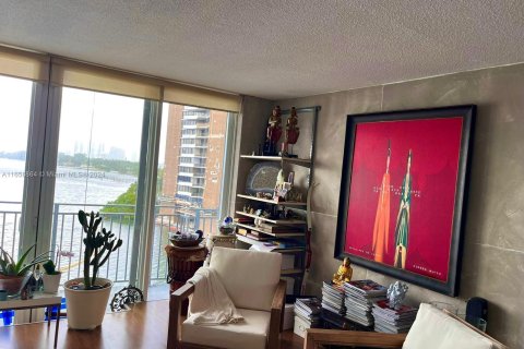 Condo in Miami, Florida, 1 bedroom  № 1370677 - photo 1