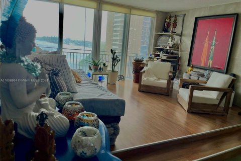 Condominio en alquiler en Miami, Florida, 1 dormitorio, 96.8 m2 № 1370677 - foto 3