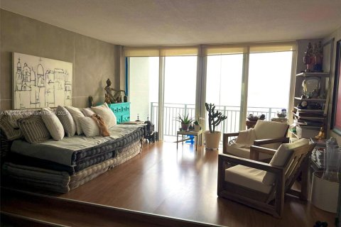 Condominio en alquiler en Miami, Florida, 1 dormitorio, 96.8 m2 № 1370677 - foto 4