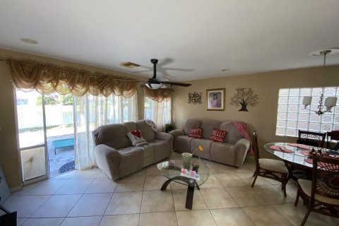House in Riviera Beach, Florida 4 bedrooms, 189.52 sq.m. № 1016258 - photo 17