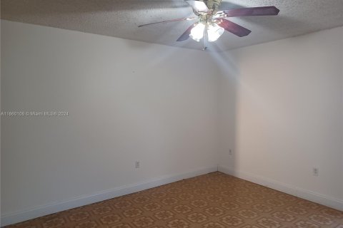 Condominio en alquiler en Miami, Florida, 1 dormitorio, 62.43 m2 № 1365714 - foto 4