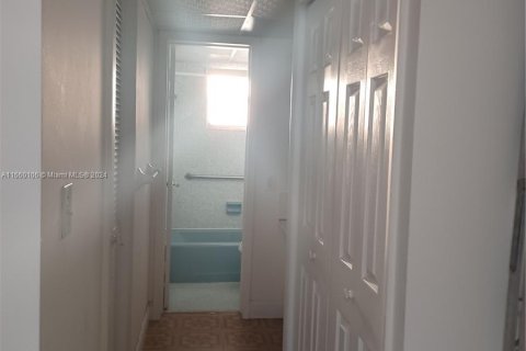 Condominio en alquiler en Miami, Florida, 1 dormitorio, 62.43 m2 № 1365714 - foto 5