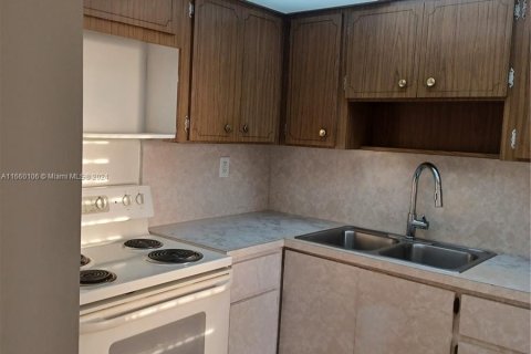 Condo in Miami, Florida, 1 bedroom  № 1365714 - photo 2