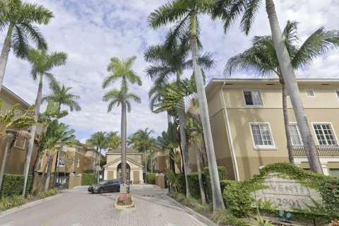 Touwnhouse à vendre à Aventura, Floride: 1 chambre, 79.8 m2 № 1365713 - photo 1