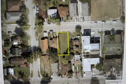 Terreno en venta en Miami, Florida № 1365715 - foto 1