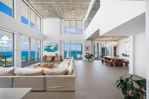 Condominio en venta en Miami, Florida, 3 dormitorios, 296.64 m2 № 1437042 - foto 1