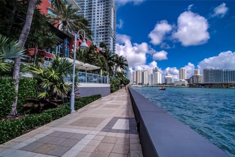 Copropriété à vendre à Miami, Floride: 2 chambres, 105.91 m2 № 495324 - photo 11