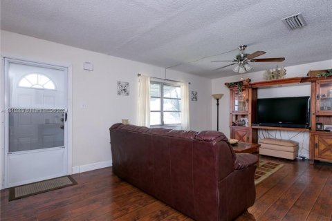 House in Margate, Florida 2 bedrooms, 157 sq.m. № 1240177 - photo 2