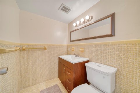 Condo in Bay Harbor Islands, Florida, 1 bedroom  № 1240144 - photo 11