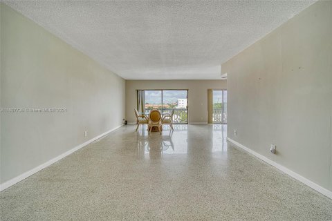 Condominio en venta en Bay Harbor Islands, Florida, 1 dormitorio, 86.31 m2 № 1240144 - foto 12